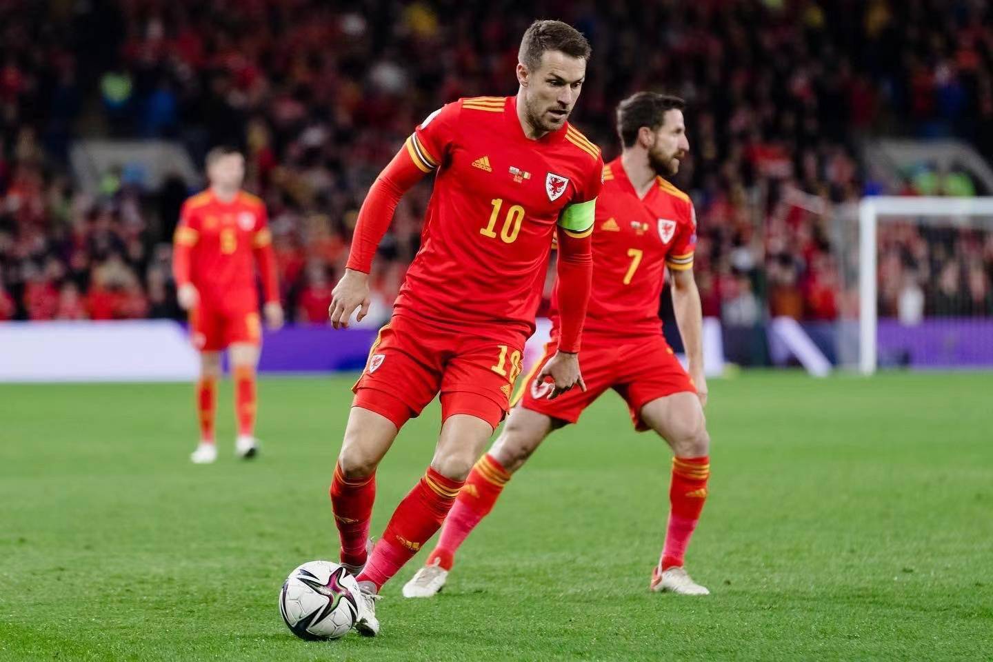 开云-包含德布劳内巅峰对决，詹姆斯与70激战巴黎圣日耳曼分钟，战术调整胜负难料！的词条